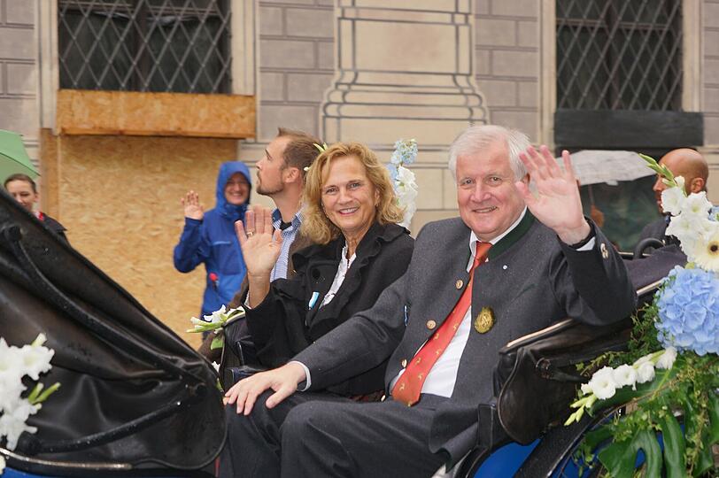 Trachtler, Goaslschnalzer und Jäger marschierten beim traditionellen Trachtenumzug vom Maximilianeum zur Theresienwiese. Die Bilder.