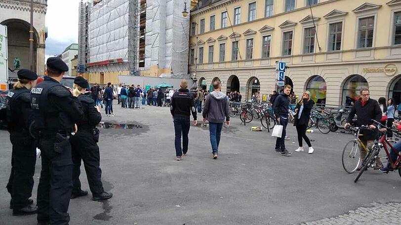 Am Odeonsplatz ist der TSV-Auflauf dagegen überschaubar.