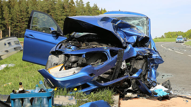 Der 3er BMW ist ein einziger Trümmerhaufen, der Fahrer wurde nach dem Unfall in seinem Wagen eingeklemmt. Offenbar lieferte er sich zuvor ein Rennen. Die Bilder vom Unfallort.