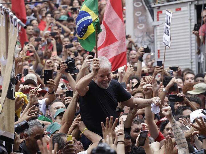 Überschwänglicher Jubel: Der ehemalige brasilianische Präsident Luiz Inacio Lula da Silva wird bei einer Kundgebung von begeisterten Unterstützern getragen.