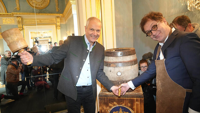 So ein Bierfass zapft er nicht alle Tage. Mit Unterstützung vom Hofbräuchef Michael Möller (l.) meistert Opernintendant Serge Dorny diese Aufgabe mit Bravour. Nach zwei Schlägen fließt das Bier zum 200-jährigen Brand-Jubiläum. So ein Bierfass zapft er nicht alle Tage. Mit Unterstützung vom Hofbräuchef Michael Möller (l.) meistert Opernintendant Serge Dorny diese Aufgabe mit Bravour. Nach zwei Schlägen fließt das Bier zum 200-jährigen Brand-Jubiläum.