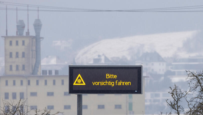 Warnhinweis auf der Bundesstraße 27 bei Würzburg. Warnhinweis auf der Bundesstraße 27 bei Würzburg.
