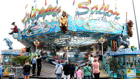 Das Fahrgesch&auml;ft Happy Sailor aus dem Jahr 1979 ist mit Piraten und Meerjungfrauen dekoriert &ndash; und kommt mit ver&auml;nderten Figuren auf die Wiesn.