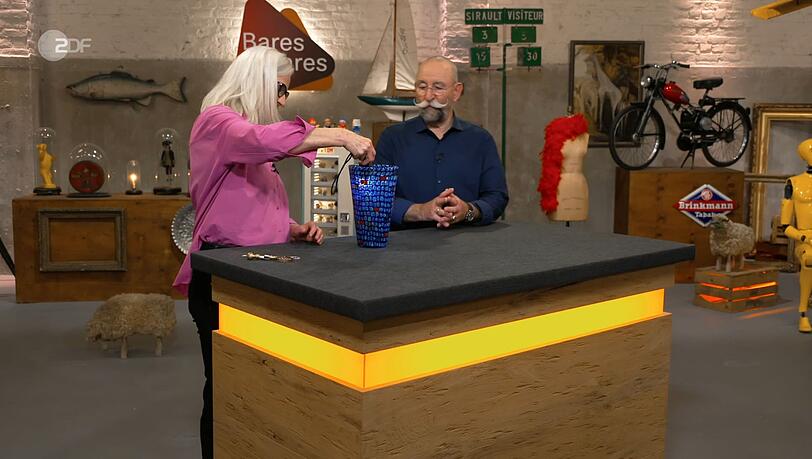 Expertin Friederike Werner leuchtete mit einer Taschenlampe in eine Vase. "Das sieht aber h&uuml;bsch aus", fand "Bares f&uuml;r Rares"-Moderator Horst Lichter.