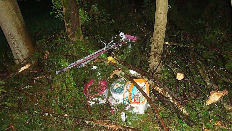 Der Fund der Polizei in der Nähe des Tatortes: Farbeimer und Malergegenstände, die die Täter versteckt haben.
