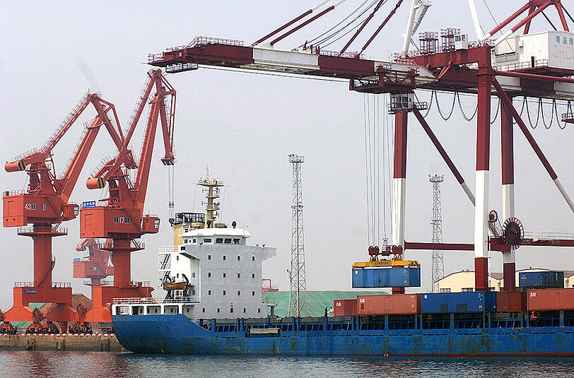Hafen in  Qingdao: Analysten gingen von einem leichten Aufschwung der chinesischen Wirtschaft aus, nun scheint das Gegenteil der Fall zu sein.