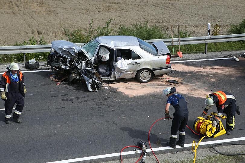 Horror-Unfall in Unterfranken: Bei dem Frontal-Crash kommen zwei Menschen ums Leben.
