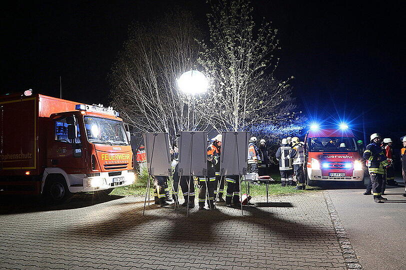 Eine komplett zerstörte Maschinenhalle und ein Großaufgebot der Feuerwehr: Die Bilder aus Baumhaum.