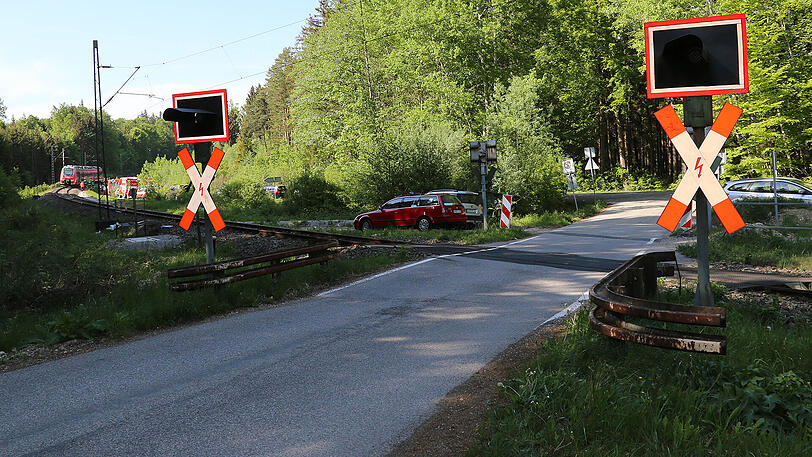 Es passiert immer wieder: An Bahnübergängen ohne Schranken werden Autos von Zügen erfasst. Am Montag hatte ein solcher Unfall am Starnberger See schreckliche Folgen.