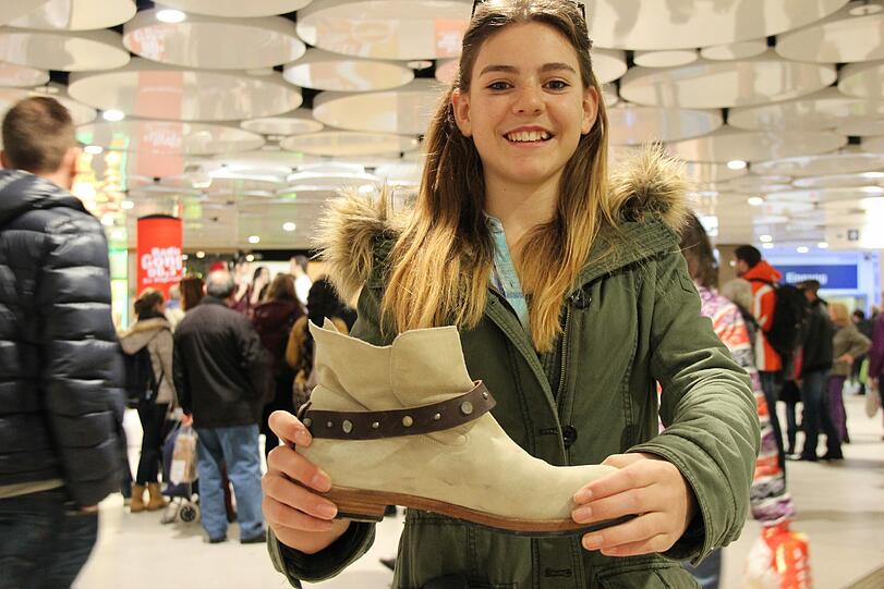 Laila Schreiter (13): &bdquo;Hohe Schuhe sind sehr schön, aber auf der Straße trage ich sie noch nicht. Dafür bin ich noch ein wenig zu jung. Aber ich übe das richtige Laufen auf High Heels immer heimlich mit Mama's Schuhen in unserer Wohnung. In meiner Freizeit trage ich am liebsten Vans, weil sie einfach cool sind oder schöne Stiefeletten&ldquo;