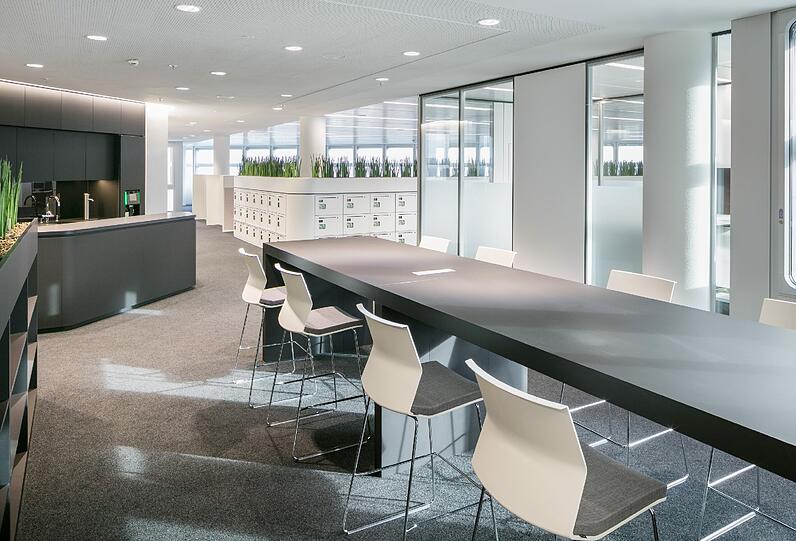 Arbeiten im modernisierten HVB-Tower. In der Küche hinten links gibt es gratis Kaffee für die Mitarbeiter.