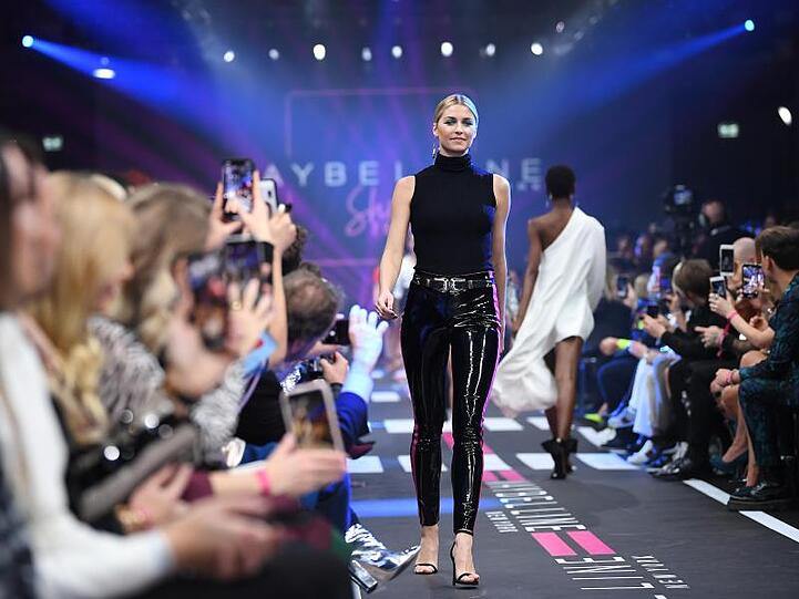 Lena Gercke präsentiert auf der Berlin Fashion Week eine Kreation des Labels "Maybelline".