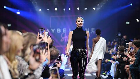 Lena Gercke präsentiert auf der Berlin Fashion Week eine Kreation des Labels "Maybelline".