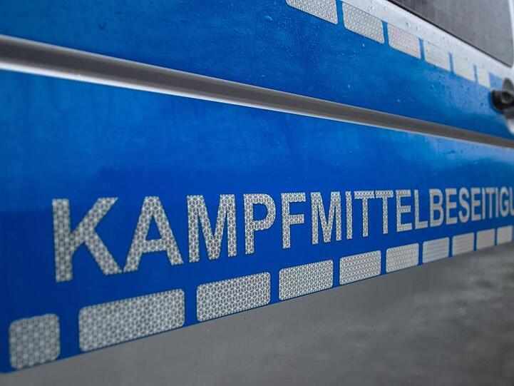 "Kampfmittelbeseitigung" steht auf einem Fahrzeug vom Kampfmittelbeseitigungsdienst. Foto: Philipp Schulze/dpa/Symbolbild