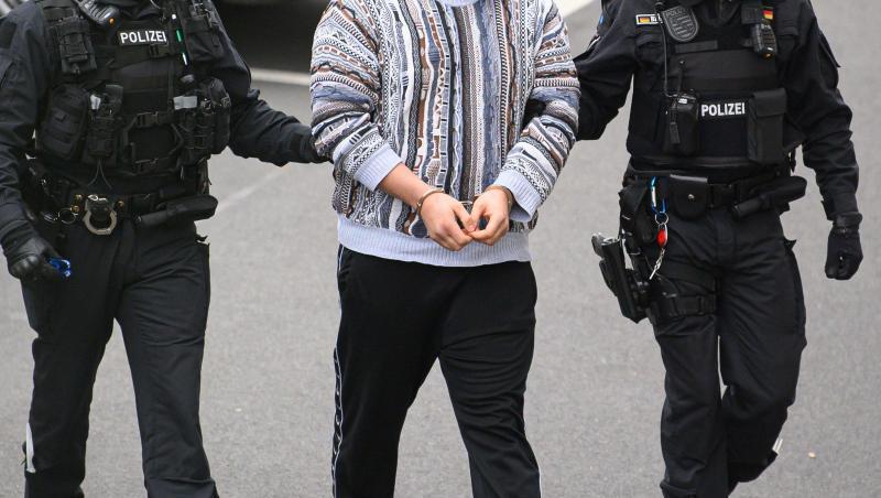 Ein verdächtiger Mann (M) im Fall um den Kunstdiebstahl im Grünen Gewölbe wird von Polizisten in das Gebäude des Oberlandesgerichts Dresden geführt.