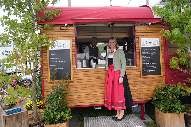 Anna Link ist in diesem Jahr zum ersten Mal auf der Oidn Wiesn. In ihrem Zirkuswagencafé gibt's Kaffee, Auszogne, Nussschnecken und mehr.