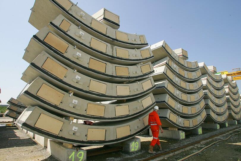 "Tübbinge" heißen diese Betonelemente. Aus ihnen wird die Tunnelröhre zusammengesetzt. Jedes Element wiegt zwölf Tonnen.
