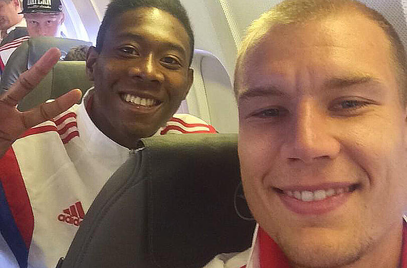 David Alaba und Holger Badstuber grüßen aus dem Flieger