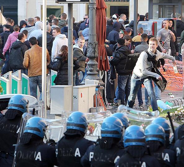 Schwere Ausschreitungen in Rom: Beim Spiel Feyenoord Rotterdam gegen AS Rom drehen Hooligans durch und verwüsten den Bereich um die antike spanische Treppe. Die Bilder...