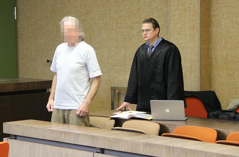 Entschuldigte sich: Karl F. mit seinem Anwalt Florian Alte.