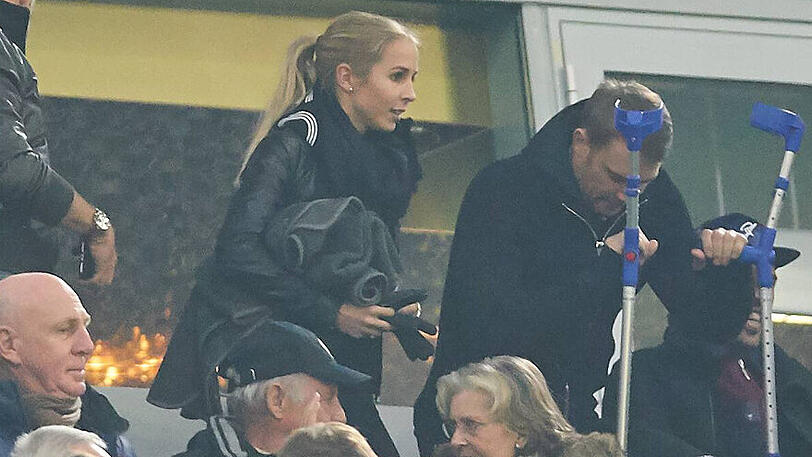 Manuel Neuer und seine Frau Nina Weiss als Zuschauer der Bundesliga-Partie FC Bayern gegen RB Leipzig (2:0).