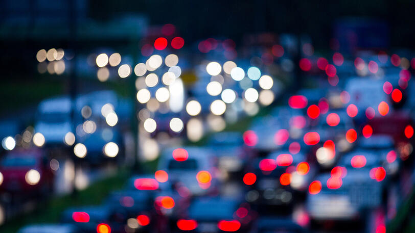Wer am Wochenende heimfahren will, muss sich auf machen Autobahnen auf lange Staus einstellen.