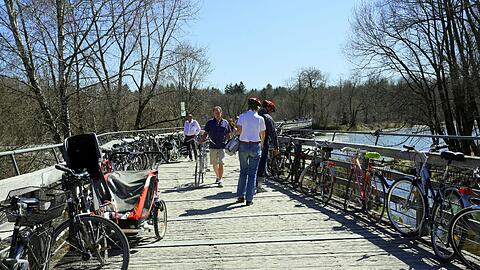 Der Flauchersteg soll auch offziell für die Radfahrer freigegeben werden, fordern die Grünen.