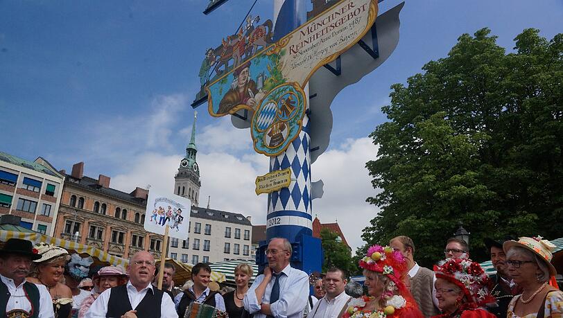 Schausteller, Musiker, Tänzer und Kabarettisten: Die Bilder vom Brunnenfest am Viktualienmarkt. Schausteller, Musiker, Tänzer und Kabarettisten: Die Bilder vom Brunnenfest am Viktualienmarkt.
