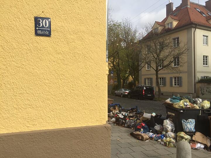 Müllhaufen in der Otkerstraße: Von alleine hat sich der nicht auf dem Gehweg verteilt.