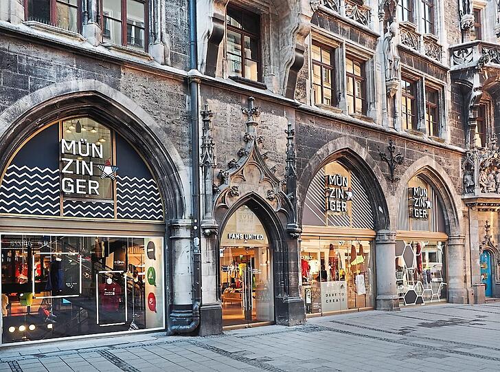 Die prunkvolle Fassade von Sport Münzinger gibt's heute noch ...