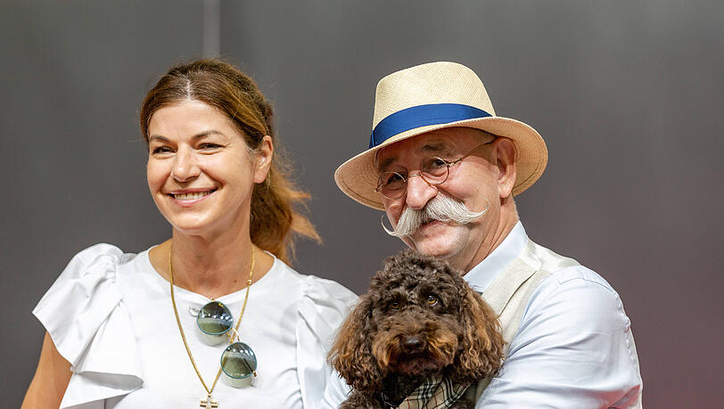 Horst Lichter und seine Frau Nada posieren mit dem gemeinsamen Hund auf dem roten Teppich. Horst Lichter und seine Frau Nada posieren mit dem gemeinsamen Hund auf dem roten Teppich.