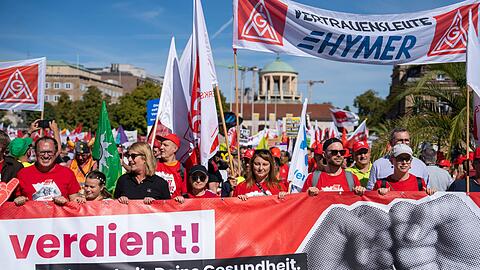 Wie hier in Stuttgart demonstrierten bundesweit Zehntausende f&uuml;r einen starken Sozialstaat.