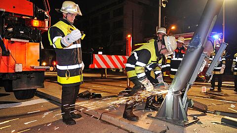 Die Feuerwehr beim Absägen der Laterne.