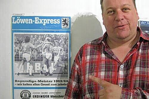 Löwenbomber Axel Dubelowski vor einer Ausgabe des Löwen-Express von 1984. 1860 wurde damals Bayernliga-Meister, schaffte aber den Aufstieg dann nicht.