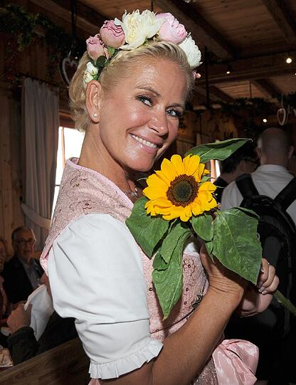 Claudia Effenberg im Weinzelt.