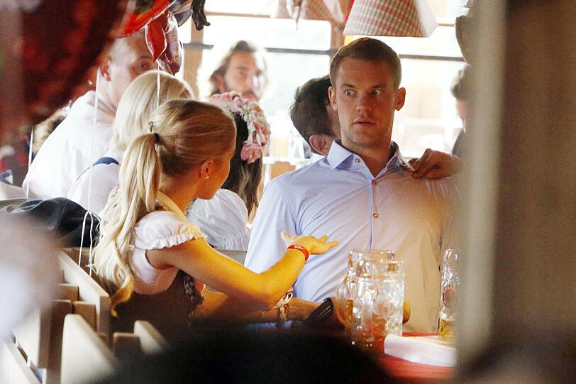 Manuel Neuer mit Freundin Nina im Käfer-Zelt
