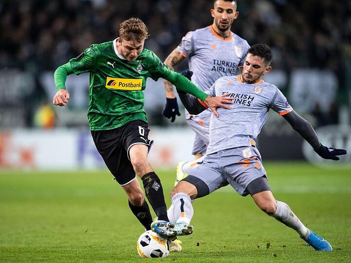 Gladbachs Christoph Kramer (l) wird von Danijel Aleksic unter Druck gesetzt.