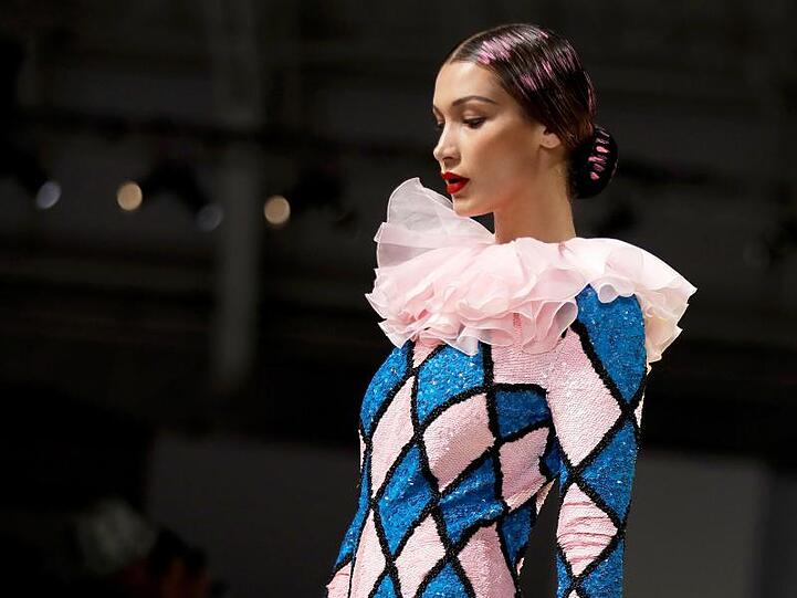 Wie ein Harlekin wirkt Model Bella Hadid in dieser Kreation von Moschino in Mailand.