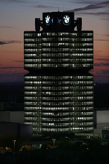 Der Sonnenaufgang hinterm BMW-Vierzylinder - fotografiert vom Olympiaberg aus.