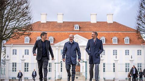 Robert Habeck, Olaf Scholz und Christian Lindner (v.l.) nach der Klausurtagung des Bundeskabinetts auf Schloss Meseberg.