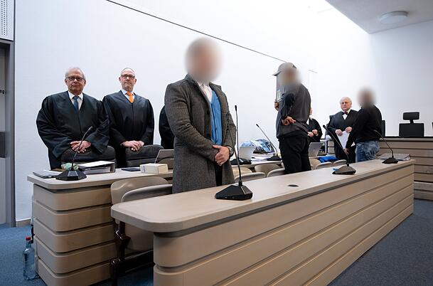 Die Strafverteidiger Klaus Wittmann (l.) und Thilo Bals stehen hinter ihrem Mandanten beim Prozessauftakt. Er und vier weitere Angeklagte sollen im November 2022 die keltischen Goldmünzen aus dem Manchinger Kelten-Römer-Museum gestohlen haben. Es gilt die Unschuldsvermutung. Die Strafverteidiger Klaus Wittmann (l.) und Thilo Bals stehen hinter ihrem Mandanten beim Prozessauftakt. Er und vier weitere Angeklagte sollen im November 2022 die keltischen Goldmünzen aus dem Manchinger Kelten-Römer-Museum gestohlen haben. Es gilt die Unschuldsvermutung.