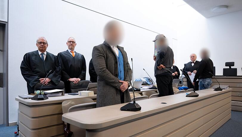 Die Strafverteidiger Klaus Wittmann (l.) und Thilo Bals stehen hinter ihrem Mandanten beim Prozessauftakt. Er und vier weitere Angeklagte sollen im November 2022 die keltischen Goldmünzen aus dem Manchinger Kelten-Römer-Museum gestohlen haben. Es gilt die Unschuldsvermutung. Die Strafverteidiger Klaus Wittmann (l.) und Thilo Bals stehen hinter ihrem Mandanten beim Prozessauftakt. Er und vier weitere Angeklagte sollen im November 2022 die keltischen Goldmünzen aus dem Manchinger Kelten-Römer-Museum gestohlen haben. Es gilt die Unschuldsvermutung.