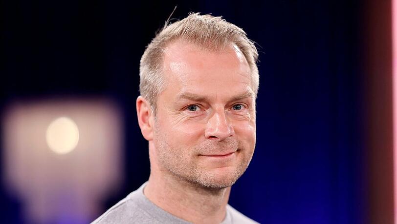 Hinnerk Sch&ouml;nemann scheint bei seinen Filmk&uuml;ssen sehr vergesslich zu sein.