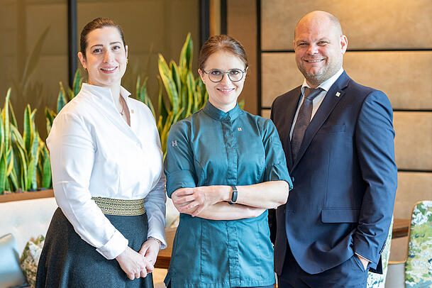 Sommeli&egrave;re Marie Christin Baunach (l.), Chef-K&ouml;chin Cornelia Fischer und Restaurantleiter Johannes Gahberger.
