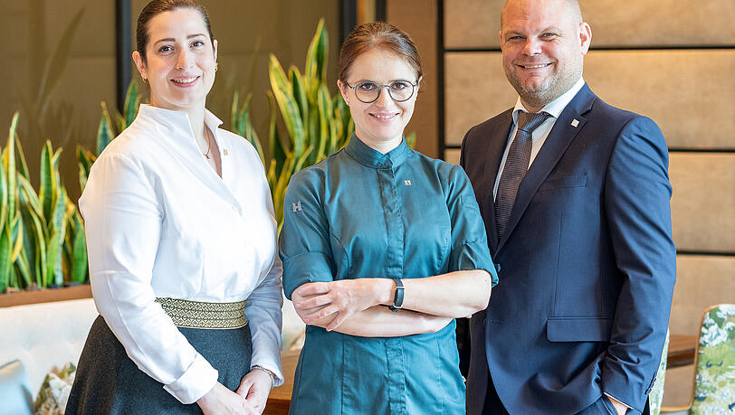 Sommeli&egrave;re Marie Christin Baunach (l.), Chef-K&ouml;chin Cornelia Fischer und Restaurantleiter Johannes Gahberger.