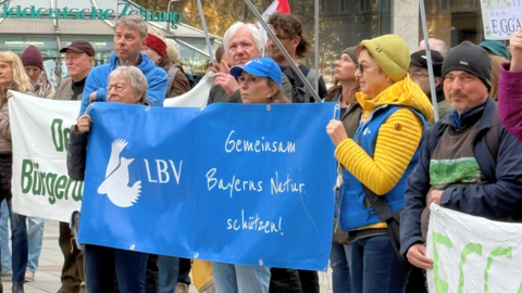 Am Marienplatz: 60 Natursch&uuml;tzer demonstrierten f&uuml;r den Erhalt des Eggartens.