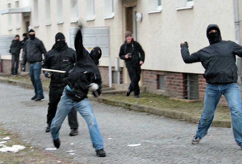 Bei den Protesten gegen den Neonazi-Aufmarsch am
Samstag in Dresden haben Gewalttäter nach Polizeiangaben an mehreren
Stellen Absperrungen durchbrochen. Die Beamten versuchten mit
Schlagstöcken, Reizgas und Wasserwerfern, das Eindringen zu
verhindern. Rund 1000 Menschen hätten die Sperren überwunden und
seien auf das den Neonazis zugewiesene Gelände am Hauptbahnhof
gelangt. Rund 600 Rechtsextreme seien an den Veranstaltungsorten
angekommen, mehrere hundert weitere Anhänger des rechten Spektrums
befänden sich noch auf dem Weg. Ursprünglich hatten die Behörden 4000
Neonazis erwartet. Teils auf Straßen sitzende Gegendemonstranten
verhinderten bislang, dass die rechten Gruppen zusammenfinden. Die
Polizei drohte damit die Blockade zu räumen.