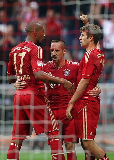 Mit 6:1 gegen Stuttgart verteidigt der FC Bayern die Tabellenführung verteidigt - und legt den besten Saisonstart seit fünf Jahren hin. Die Bilder vom Spiel