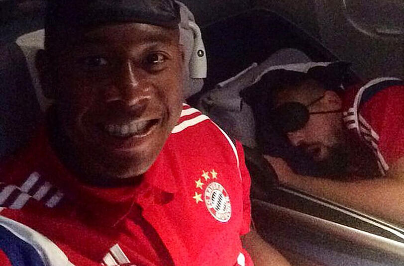 Filou David Alaba: Der Österreicher fotografiert den schlafenden Franck Ribéry (r.)