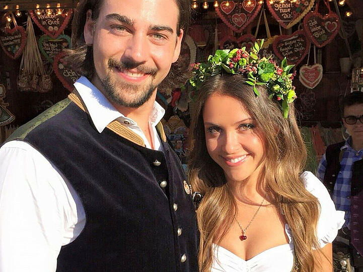 Alisa und ihr Auserwählter Patrick genießen den letzten Wiesn-Tag